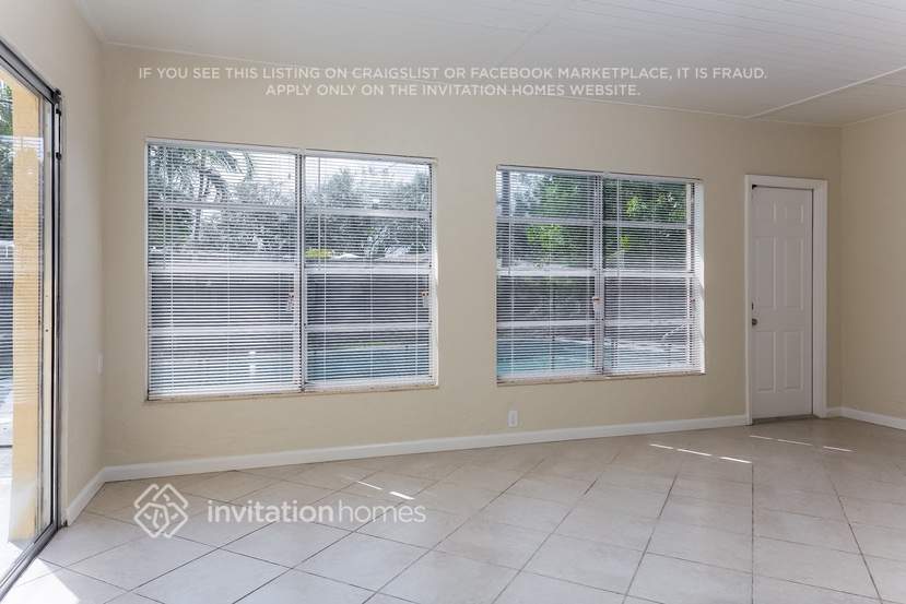 Building Photo - 883 W Country Club Cir