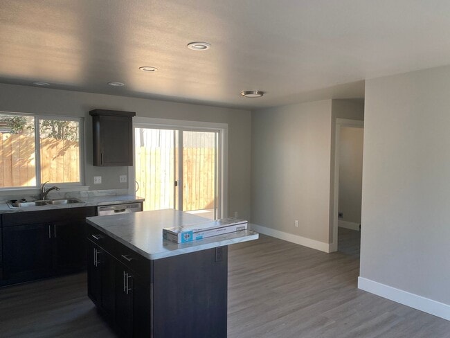 Building Photo - 3 Bedroom 2.5 Bath Townhouse!