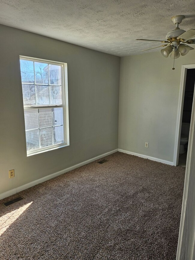 Building Photo - 1610 S Parker Dr