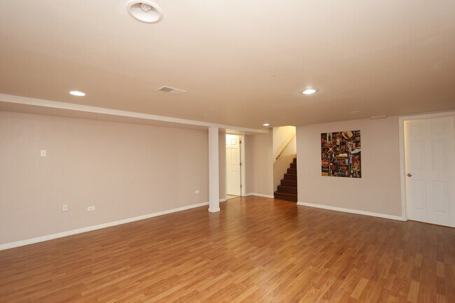 Building Photo - 613 Leamington Ave