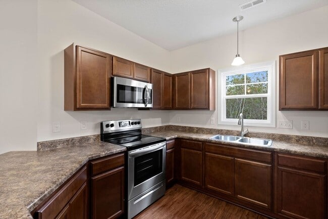 Building Photo - Stunning Townhome!