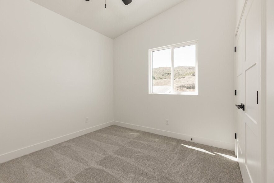 Building Photo - 2188 380 S