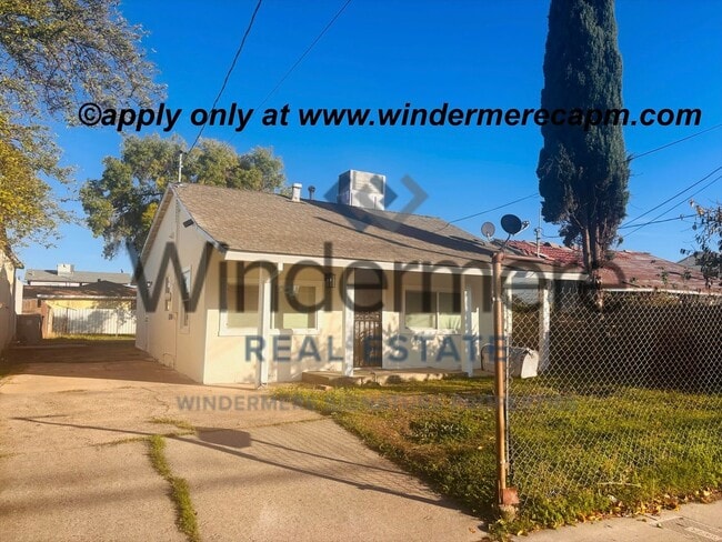 Primary Photo - Beautifully Remodeled 3 Bedroom, 2 Bath Home on Large Lot Available NOW!