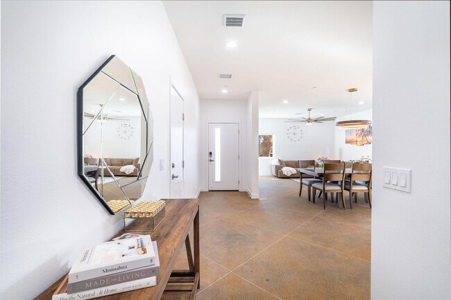 Building Photo - 15553 Ave Manzana