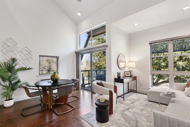 Building Photo - Gorgeous townhouse