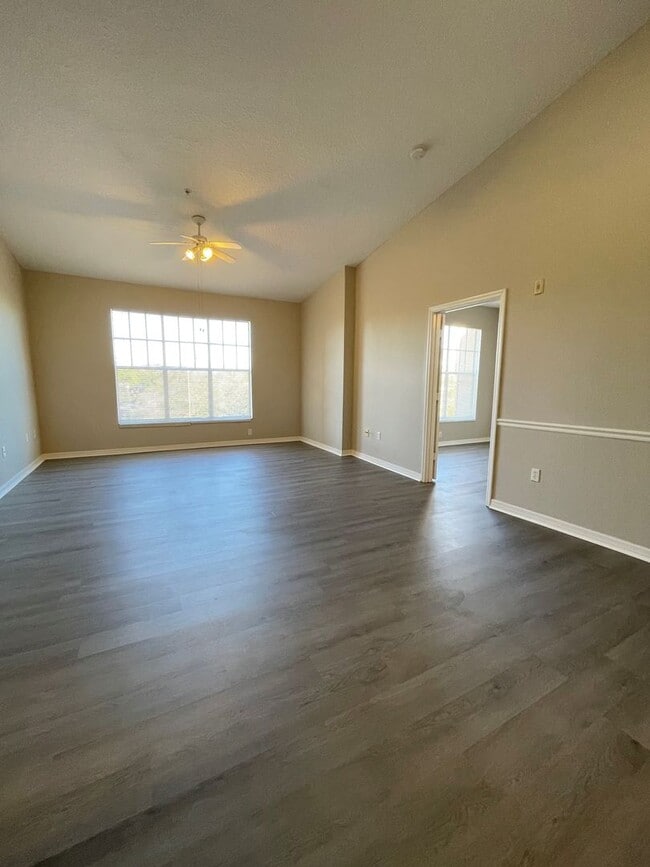 Building Photo - Awesome apartment in the heart of Metrowest!