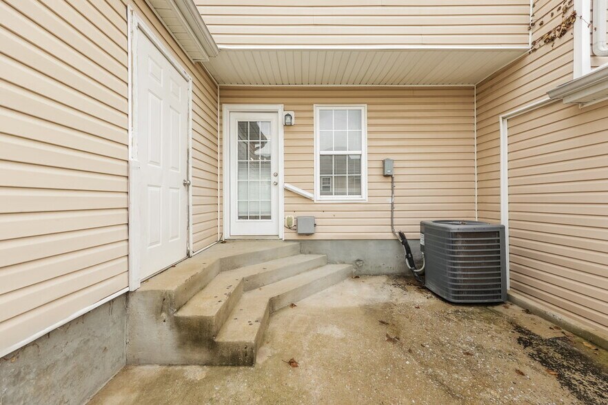 Building Photo - 8023 Logan Dr
