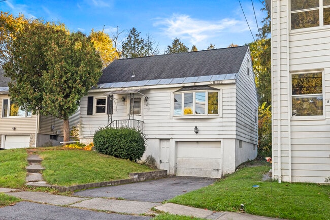 Building Photo - 60 Leslie Ave