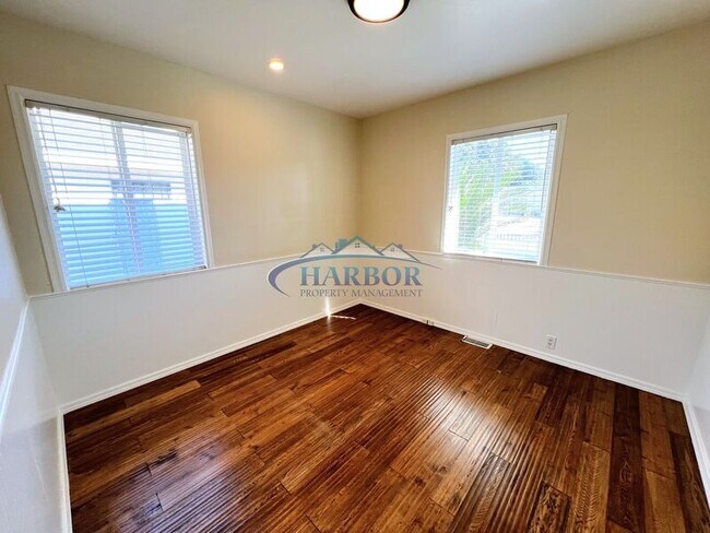 Building Photo - 5933 Dagwood Ave