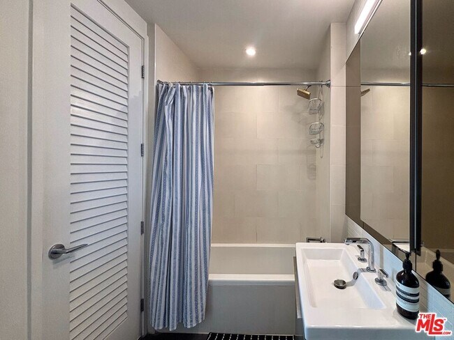 Building Photo - 889 Francisco St