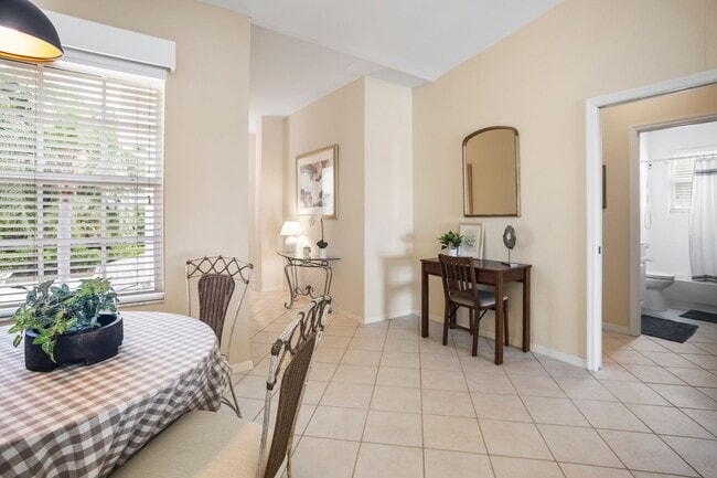 Building Photo - ** CROWN POINTE SHORES ** 2 BED + DEN / 2 BATH - GARAGE - TURNKEY FURNISHED - ANNUAL RENTAL