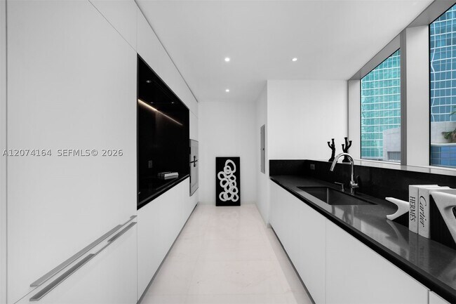 Building Photo - 300 S Biscayne Blvd