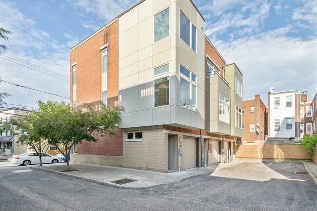 Building Photo - 806 Christian St