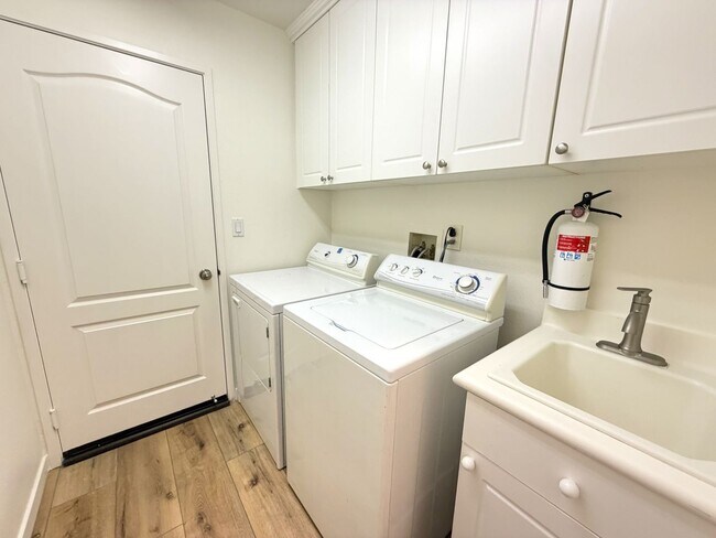Building Photo - Gorgeous Rarely Available Bayshore Townhome- Just in Time for Summer!