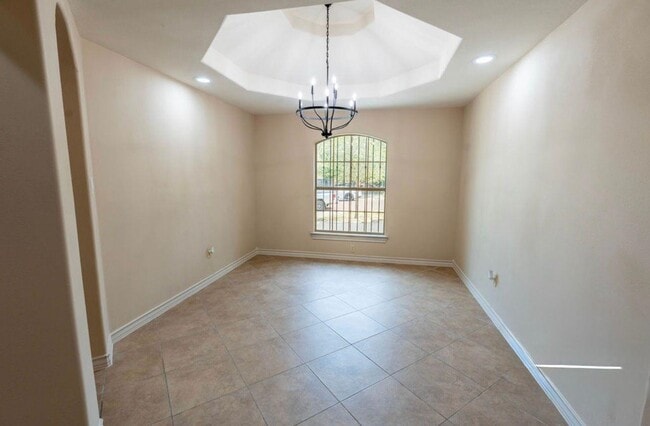 Building Photo - 204 N Espana Dr