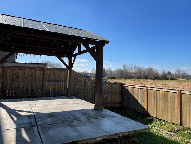 Building Photo - BEAUTIFUL 3 Bedroom 2.5 Bath Home! High Ce...