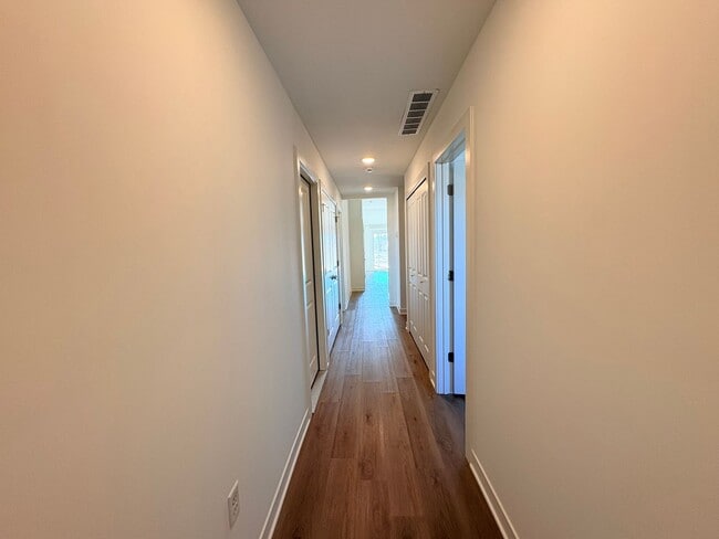 Building Photo - Single Level 3 Bed, 2 Bath, 1 Car Garage Duplex in North Kansas City