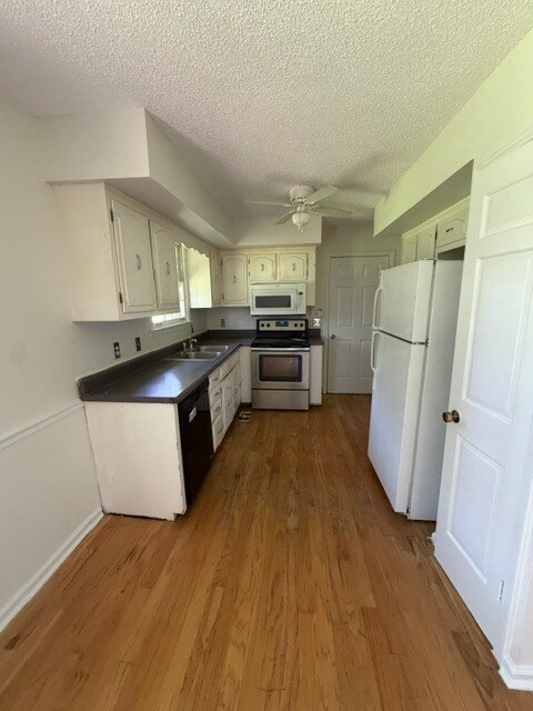 Building Photo - 2900 Moss Spring Dr