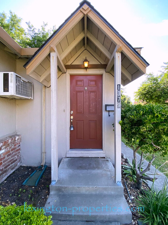Building Photo - Beautifully Updated, 2BD/1BA, Duplex Home ...