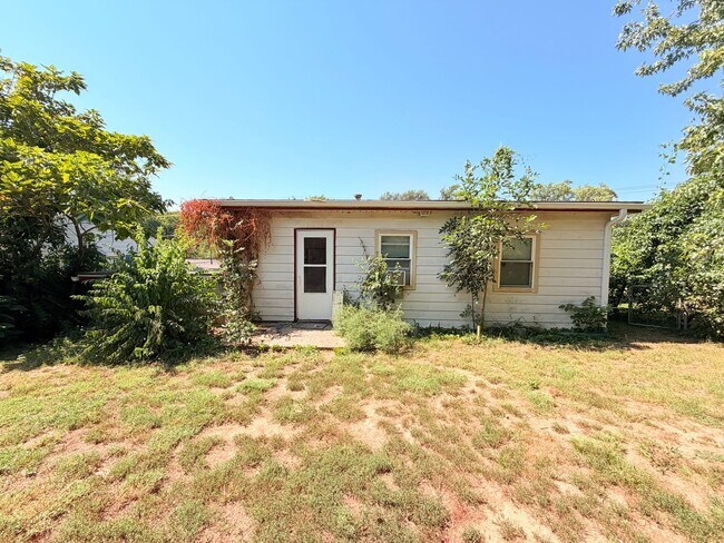 Building Photo - 743 N Kiger Rd