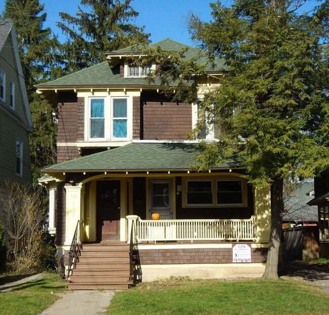 Primary Photo - 125 Victoria Pl