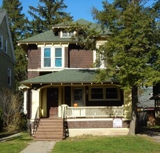 Building Photo - 125 Victoria Pl