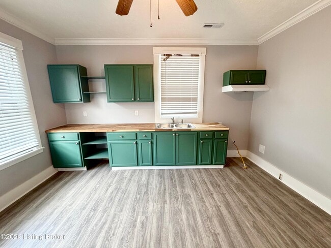 Building Photo - 1825 E Oak St