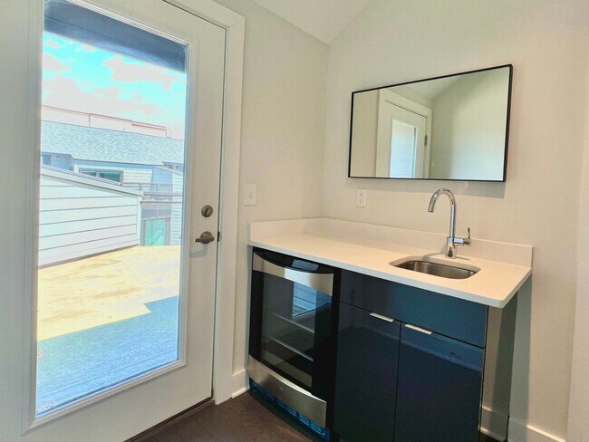 Building Photo - Modern Townhome with Roof Terrace in Dilworth Neighborhood Charlotte NC
