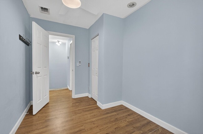 Building Photo - 323 Sandtree Dr