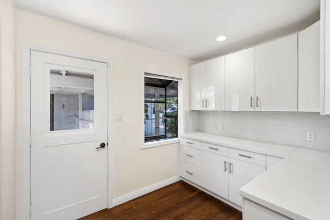 Kitchen Cabinets - 13437 McCormick St