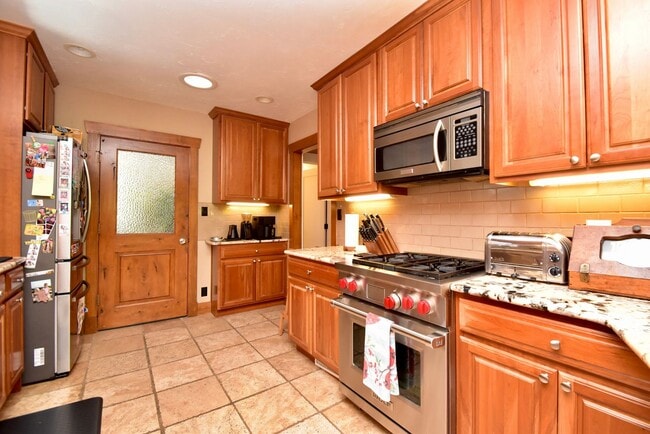 Building Photo - Newly Remodeled 4 Bedroom 2 Bath Home in Salt Lake City!!