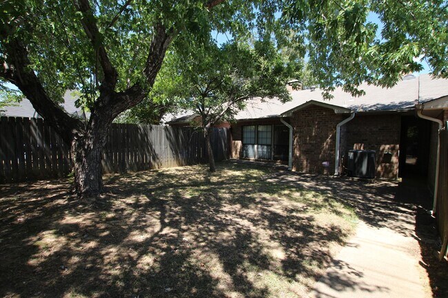 Building Photo - Available - Charming 2-bedroom, 2.5-bath townhome