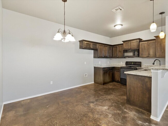 Building Photo - 3br 2ba duplex with 2 car garage!