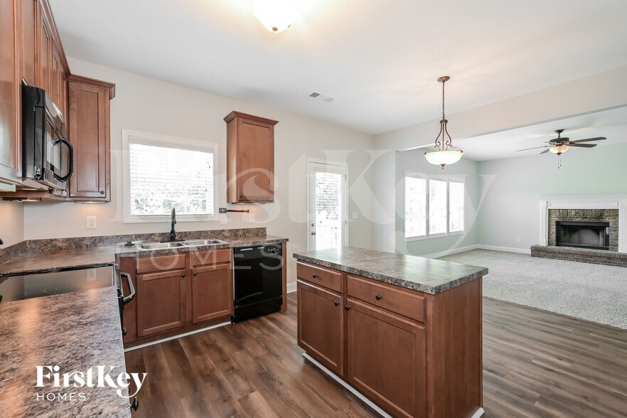 Building Photo - 6275 Cove Creek Dr