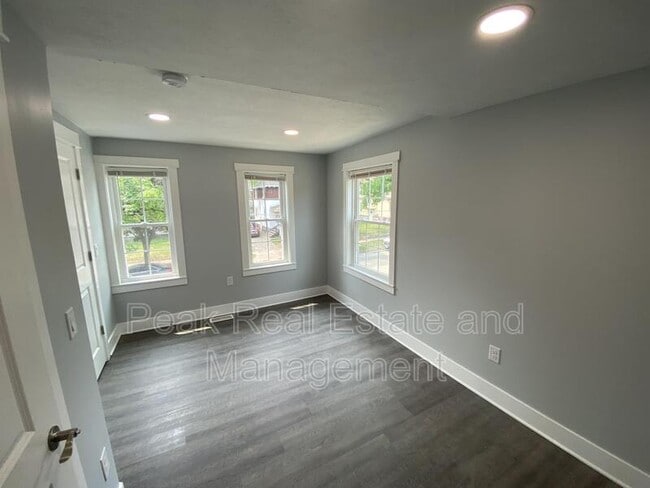 Building Photo - 1429 Logan St SE