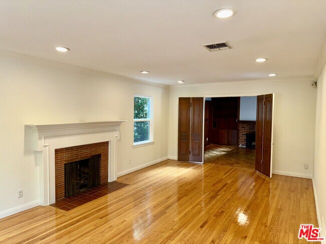 Building Photo - 661 Warner Ave