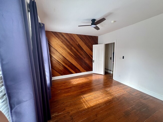 Building Photo - 533 W Walnut St