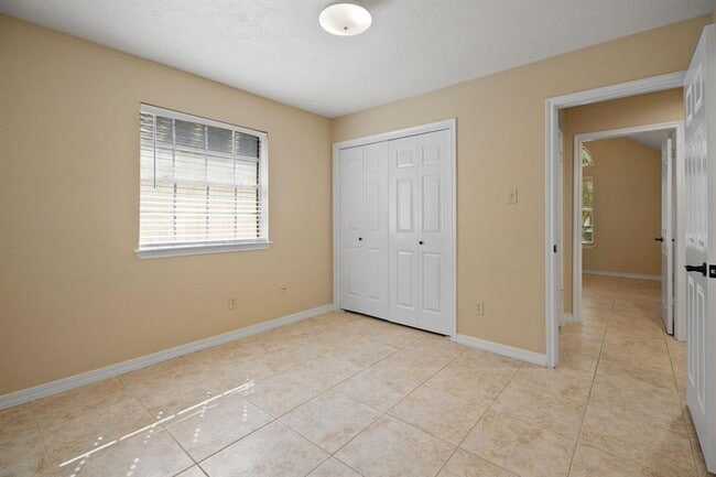 Building Photo - 710 Lochnell Dr