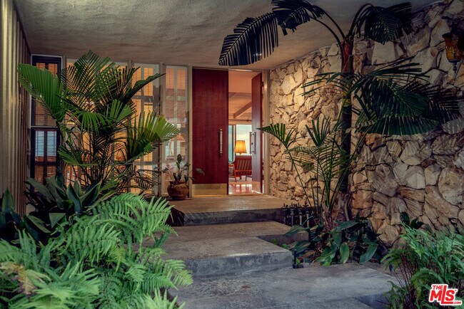 Building Photo - 2701 Lake Hollywood Dr