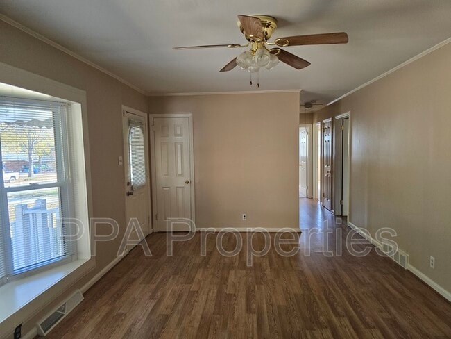 Building Photo - 404 Oakgrove Dr