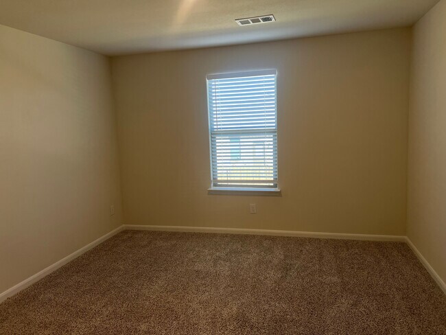 Building Photo - Room in House on Serena Dr