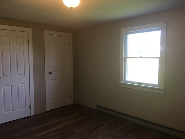 Building Photo - Cozy 3 bedroom 1.5 bath with 2 stall detached garage in country setting
