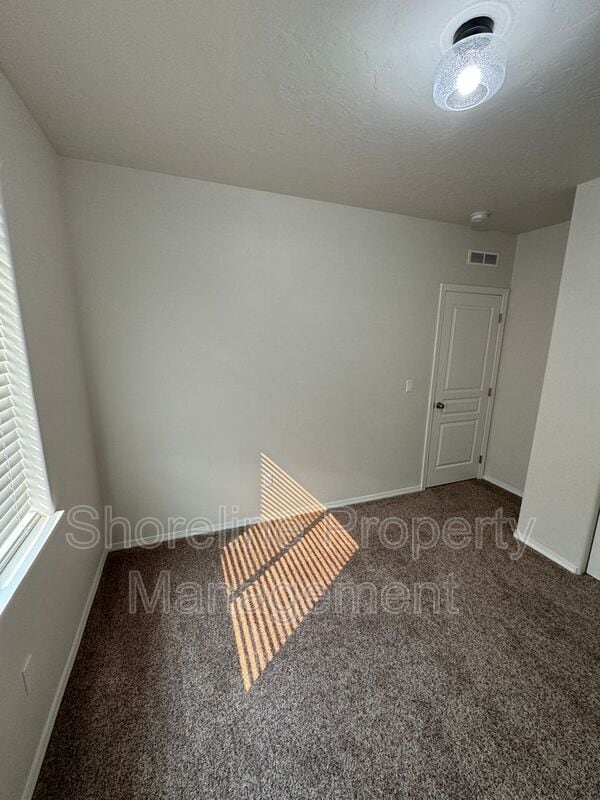 Building Photo - 511 Diamond Lake St