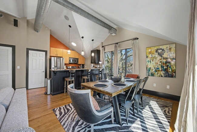 Building Photo - 261 S Limestone