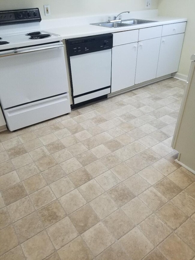 Building Photo - GROUND FLOOR 2 BEDROOM 2 BATH AT MYRTLE GREENS $1,300