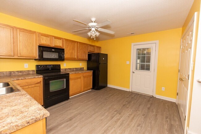 Building Photo - 104 Streamwood Dr