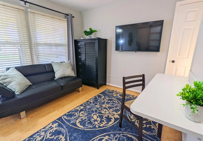 Building Photo - 1102 S Buckingham Rd