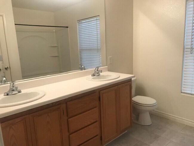 Building Photo - 5 Bedroom House! Great Room living space d...