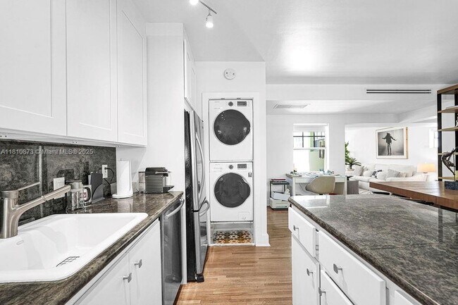 Building Photo - 915 8th St