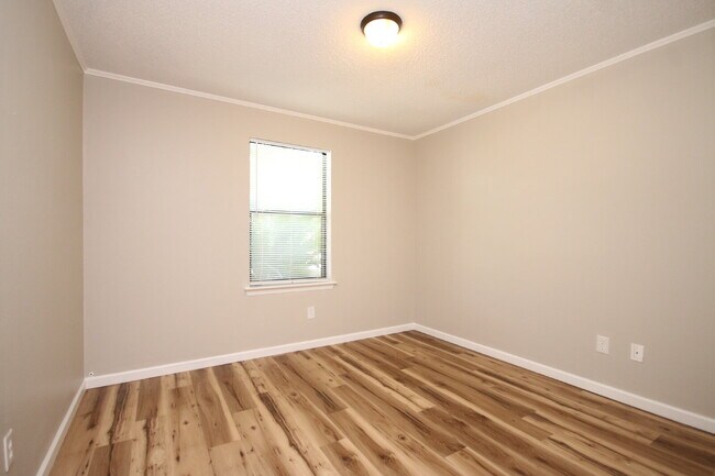 Building Photo - 2BR/1BA North Pensacola Home Near UWF with Fireplace, No Carpet & Fully Fenced Backyard